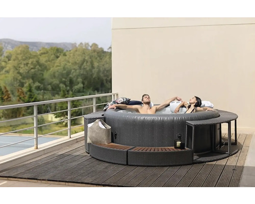 Ronde, opblaasbare whirlpool met twee personen op een terras
