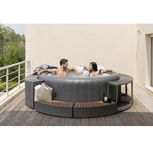 Opblaasbare jacuzzi met twee personen en een zitgedeelte eromheen op een terras.