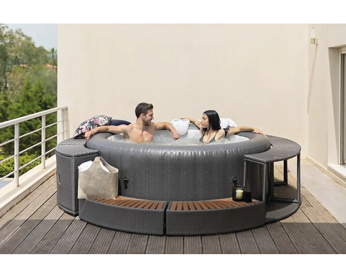 Opblaasbare jacuzzi met twee personen en een zitgedeelte eromheen op een terras.
