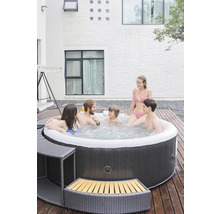 Opblaasbare jacuzzi met familie in de tuin