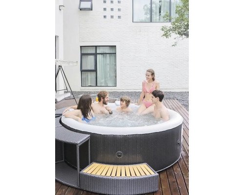 Opblaasbare jacuzzi met familie in de tuin
