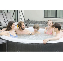 Mensen ontspannen in een opblaasbare hot tub buiten.