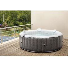 Opblaasbare jacuzzi op een houten terras met twee glazen aan de zijkant