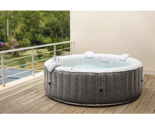 Opblaasbare jacuzzi op een houten terras met twee glazen aan de zijkant