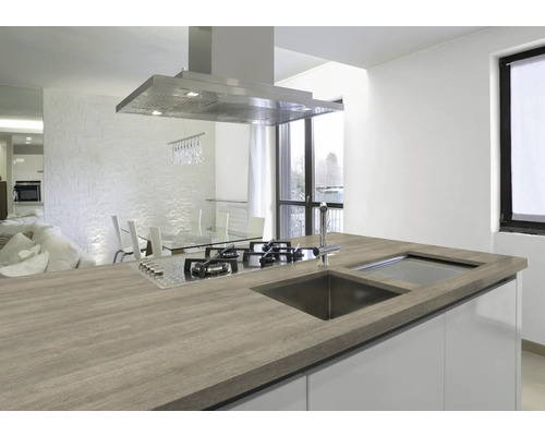 Kookeiland met spoelbak, kookplaat en afzuigkap in een moderne keuken