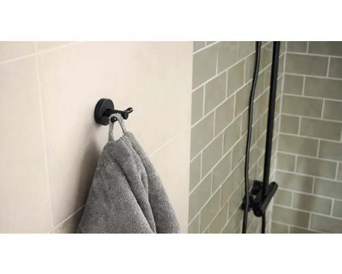 Handdoekhouder met handdoek in de badkamer