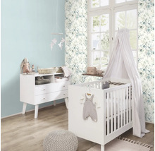 Babykamer met commode, kinderbed en bladerbehang
