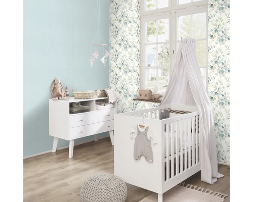 Babykamer met commode, kinderbed en bladerbehang