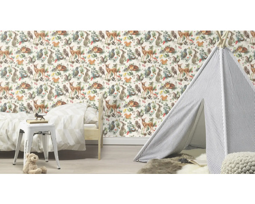 Kinderkamer met bosdierenbehang, tipi tent en bed