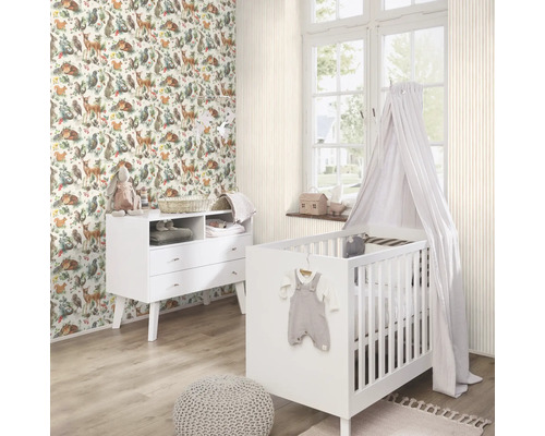 Kinderkamer met behang met dierenmotief, commode en ledikant