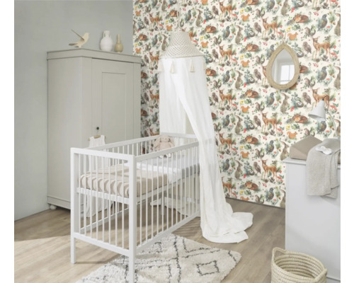Babykamer met kinderbed, commode, kledingkast en behang met dierenmotieven