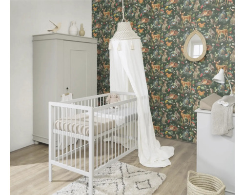 Kinderkamer met ledikant, kast, commode en behang met bosdieren