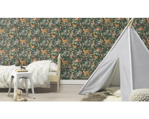 Kinderkamer met bosdiertjesbehang, speeltent en kinderbed