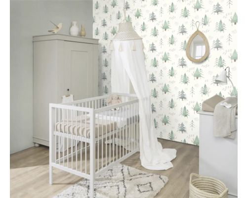 Lichte babykamer met wit ledikant, kledingkast en bosbehang