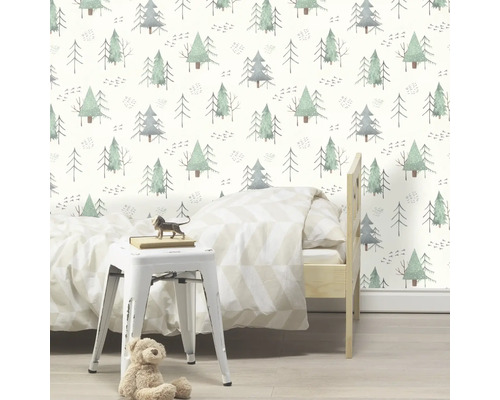 Kinderkamer met boombehang, bed en kruk.