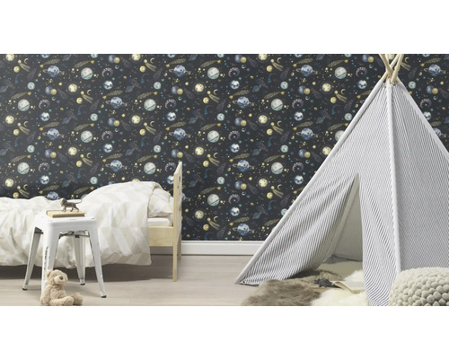 Kinderkamer met bed, speeltent en behang met ruimtemotieven