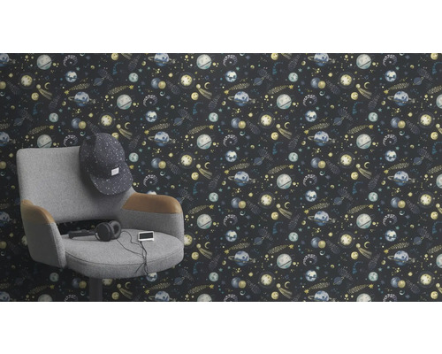 Kamer met een behang met ruimtethema, een stoel, een hoofdtelefoon en een pet