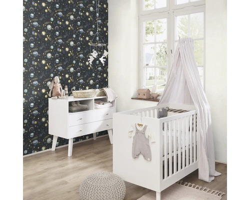 Babykamer met commode, kinderbed en behang met ruimtethema