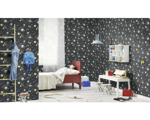 Kinderkamer met ruimtethema behang, bed, bureau en ladderrek voor een heldere, georganiseerde sfeer.