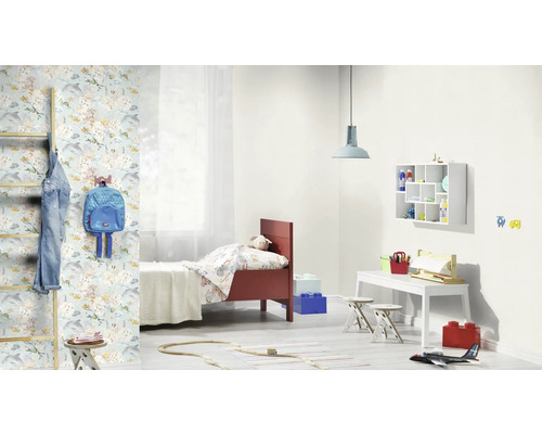 Kinderkamer met bed, bureau, plank en decoratie