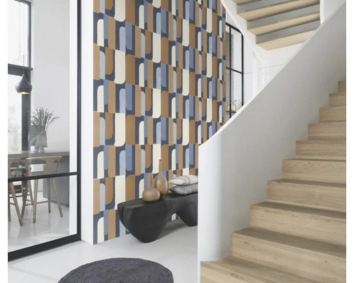 Hal met behang met patroon, trap en zitbank