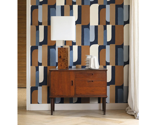 Decoratieve muur met retro behang, nachtkastje, lamp en witte decoraties