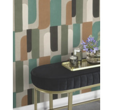 Scene met een patroonbehang, een bank, een dienblad, glazen en een vaas met bloemen.