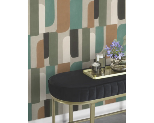 Scene met een patroonbehang, een bank, een dienblad, glazen en een vaas met bloemen.