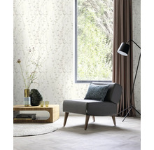 Woonkamer met bloemenbehang, fauteuil en raam