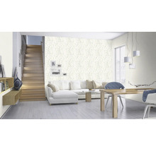 Woonkamer met behang, bank en houten tafel