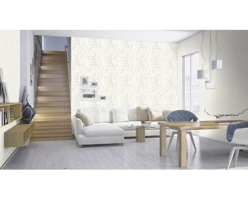 Woonkamer met behang, bank en houten tafel