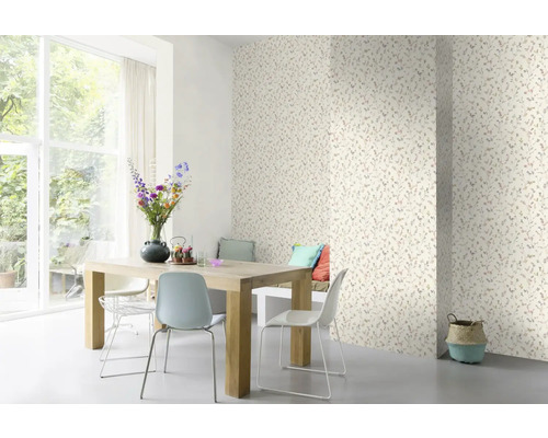 Eetkamer met bloemrijk behang, houten tafel en stoelen.