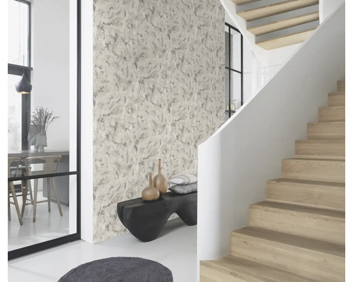 Hal met patroonbehang, trap en zitbank