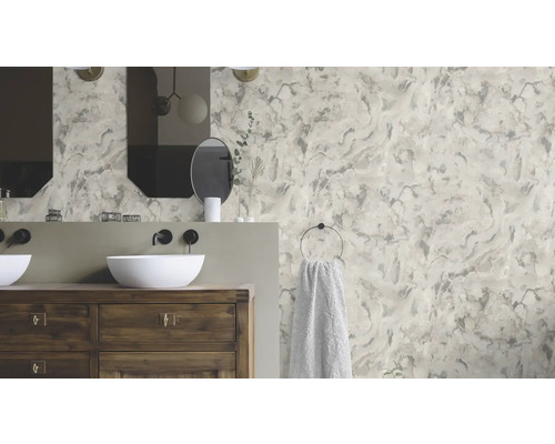 Moderne badkamer met houten wastafel, opzetwastafels en marmeren behang