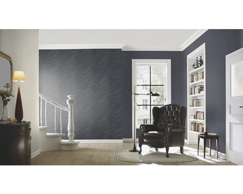 Woonkamer met fauteuil, plank en trap in een huis