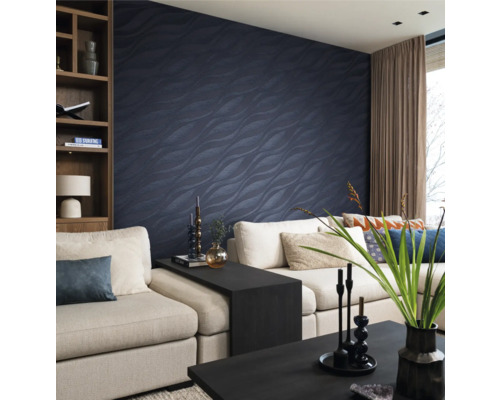 Woonkamer met bank, tafel en donkerblauw behang met golfpatroon