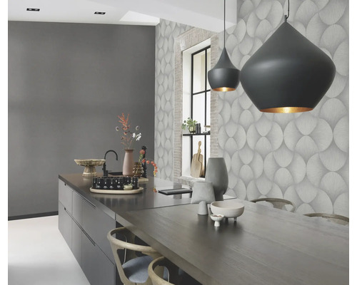 Lichte keuken met eettafel, hanglampen en behang met patroon