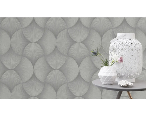 Behang met geometrisch patroon en decoratieve artikelen op een tafel