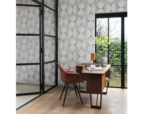 Kantoor met designertafel, stoel en behang met patroon