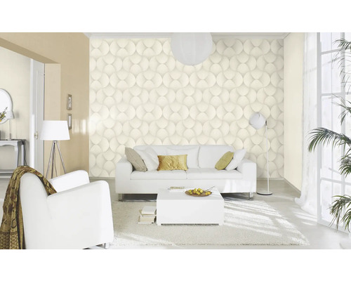Lichte woonkamer met driedimensionaal behang, bank en fauteuil