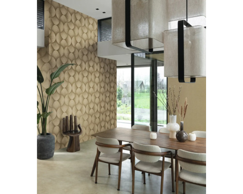 Eetkamer met eettafel, stoelen en patroonbehang