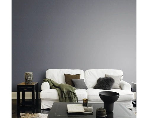 Woonkamer met bank, kussens en tafeldecoratie