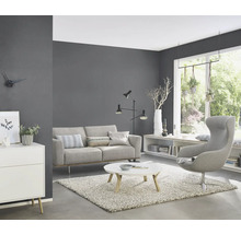 Woonkamer met bank, fauteuil, salontafel en ladekast in modern design.