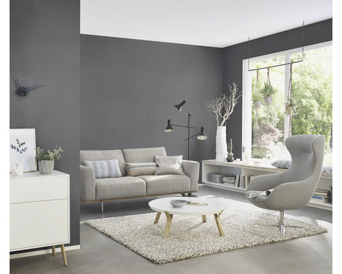 Woonkamer met bank, fauteuil, salontafel en ladekast in modern design.