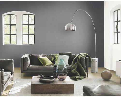 Woonkamer met grijze muurverf, bank, houten salontafel en booglamp