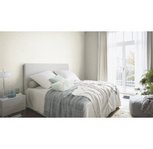 Slaapkamer met bed, nachtkastje en gordijnen voor een lichte en georganiseerde sfeer.