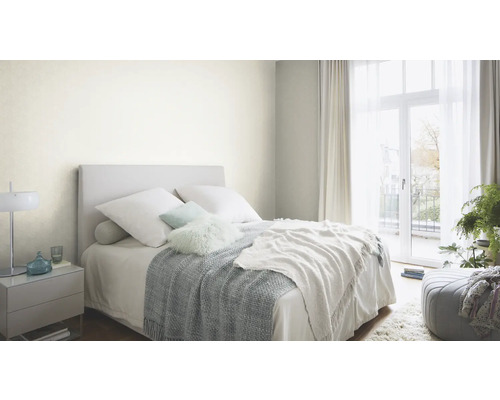 Slaapkamer met bed, nachtkastje en gordijnen voor een lichte en georganiseerde sfeer.