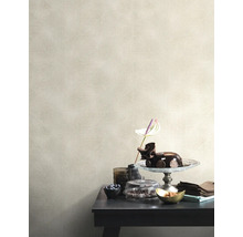 Interieur met patroonbehang en gedekte tafel