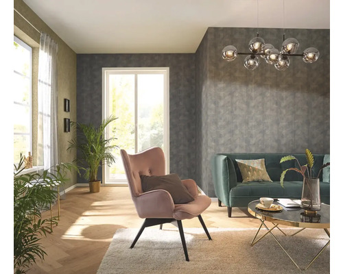 Woonkamer met bank, fauteuil, salontafel en hanglamp