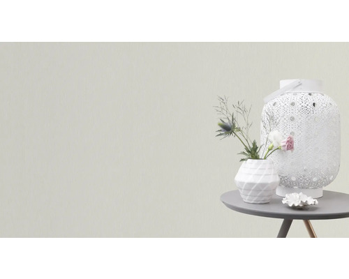 Decoratieve scène met lantaarn, bloemenvaas en decoratieve schaal op een tafel